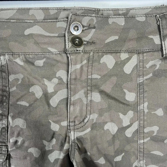 Market & Spruce Women's Camellia Cargo Shorts Olive Green Camo 5" Inseam  Size 8 - Picture 6 of 10